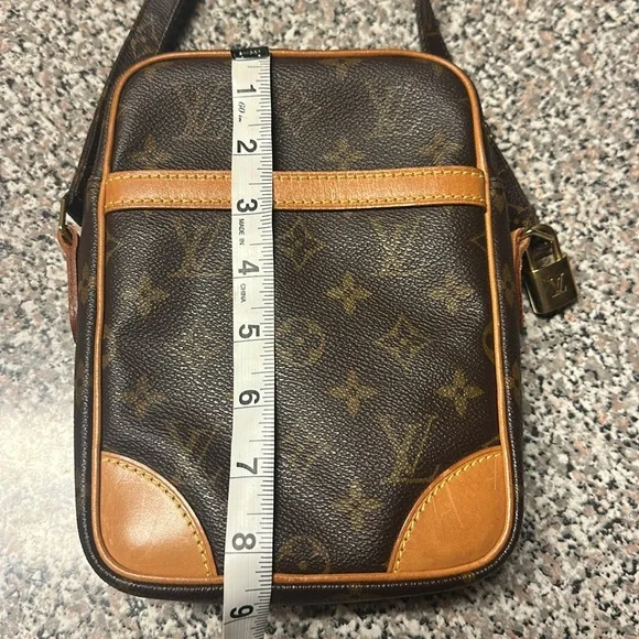 Louis Vuitton Crossbody Danube Bag - Picture 4 of 11